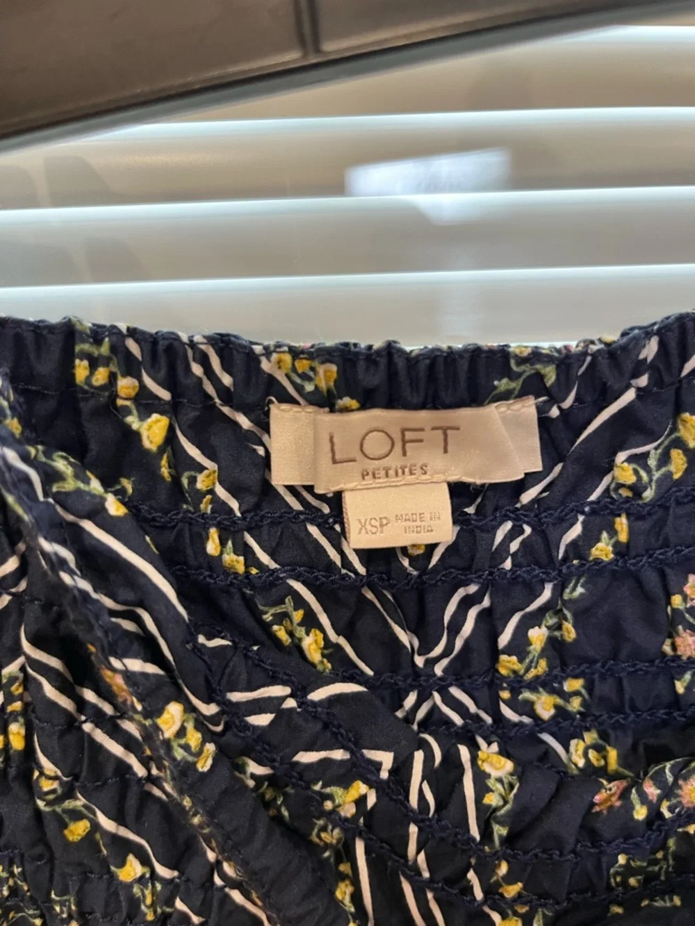 LOFT Navy Floral-Print Puff Sleeve Crop Top - Picture 3 of 3